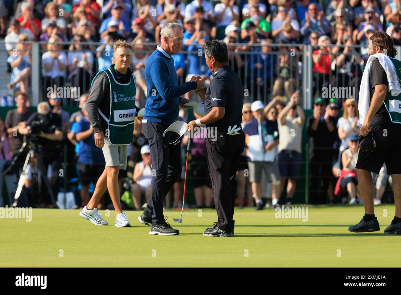 28 luglio 2024; Carnoustie Golf Links, Carnoustie, Angus, Scozia, senior Open Championship, round 4; K J Choi stringe la mano a Richard Green (-8) dopo aver ceduto il putt vincente per -10 al Championship Links, Carnoustie durante l'ultimo round del Senior Open presentato da Rolex Credit: Action Plus Sports Images/Alamy Live News Foto Stock