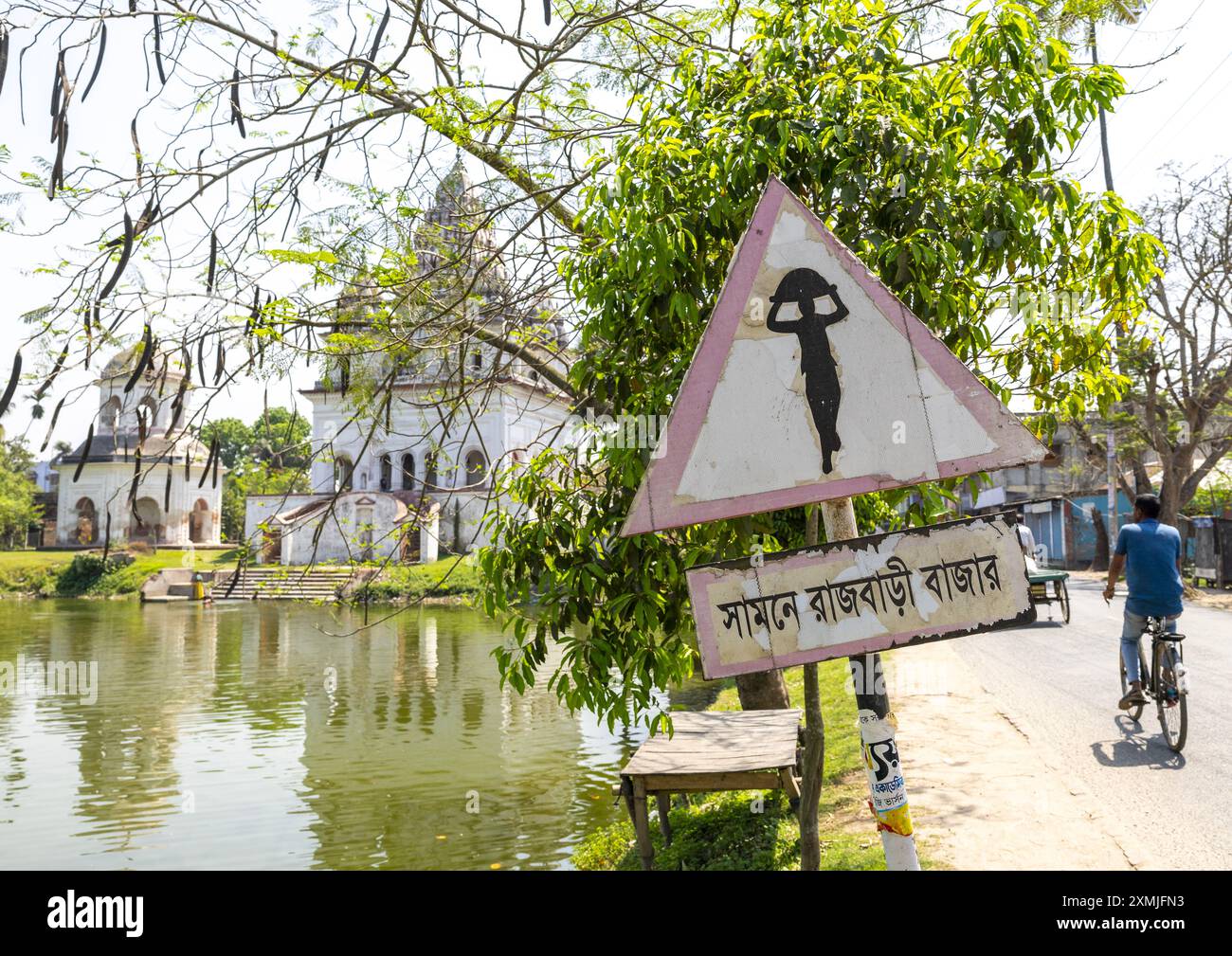 Cartello segnaletico del mercato vicino al tempio Roth, divisione Rajshahi, Puthia, Bangladesh Foto Stock