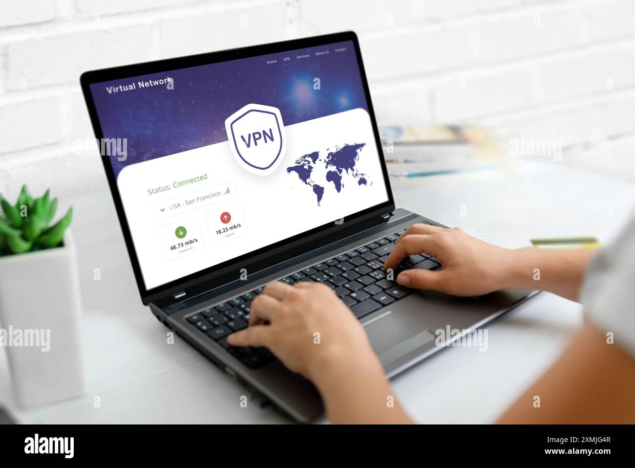 Utilizzo di una VPN su un laptop. Concetto di pagina Web con connessione VPN e mappa del mondo, che enfatizza la sicurezza e la privacy online globali Foto Stock