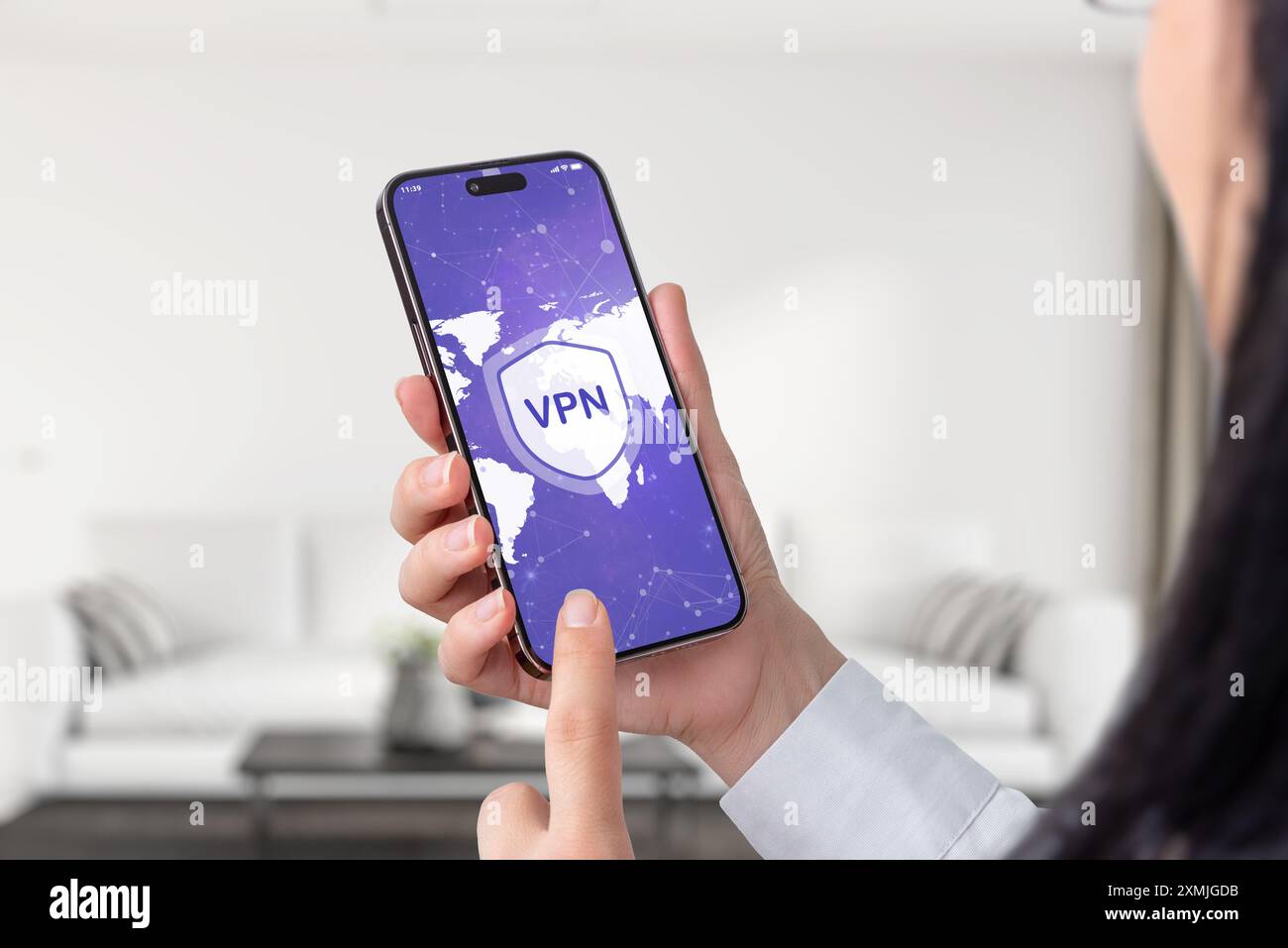 Donna con smartphone con connessione VPN, che mostra una mappa del mondo sullo schermo. Enfatizza la sicurezza e la privacy online globali Foto Stock