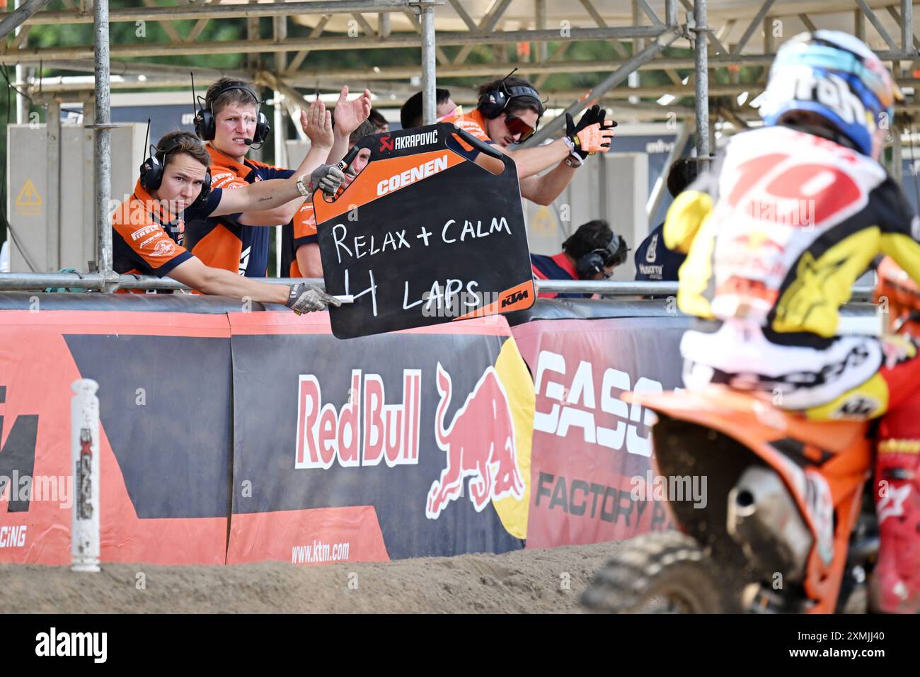 Lommel, Belgio. 28 luglio 2024. Un membro dell'equipaggio ha un cartello con la scritta "relax calm 4 GIRI" per 19 belga Sacha Coenen, durante la gara MX2 al Gran Premio di motocross MXGP Flanders, gara 14/20 del Campionato del mondo FIM Motocross, domenica 28 luglio 2024 a Lommel. BELGA PHOTO MAARTEN STRAETEMANS credito: Belga News Agency/Alamy Live News Foto Stock