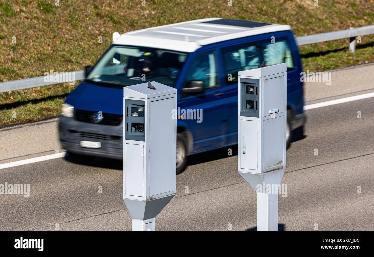 Ein Personenkraftwagen fährt an einer stationären Radaranlage auf der Autobahn A7 vorbei. Hier wird die Geschwindigkeit kontrolliert. (Frauenfeld, Sch Foto Stock