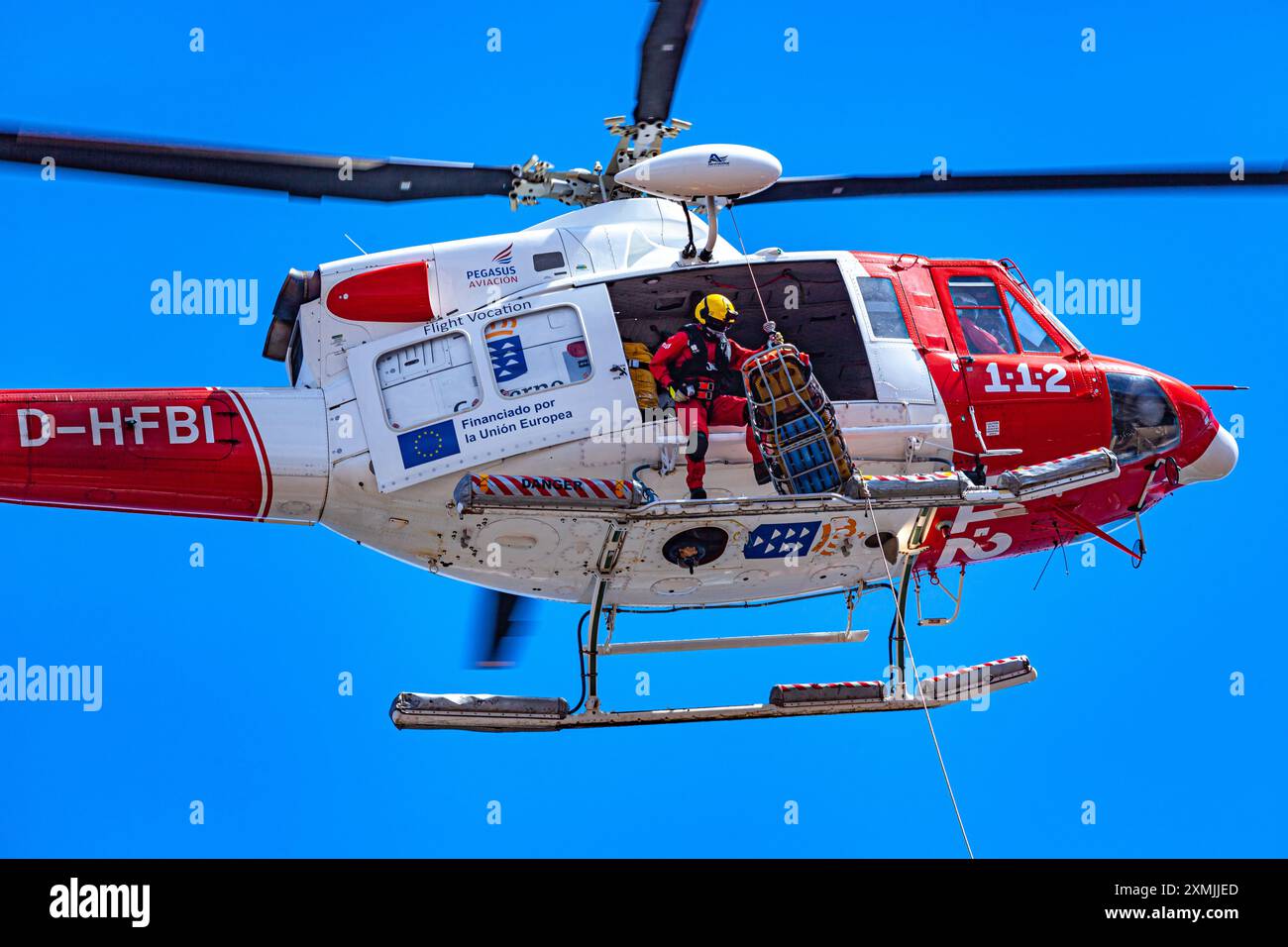 Canarian GES (Emergency and Rescue Team) che esegue un salvataggio aereo Foto Stock