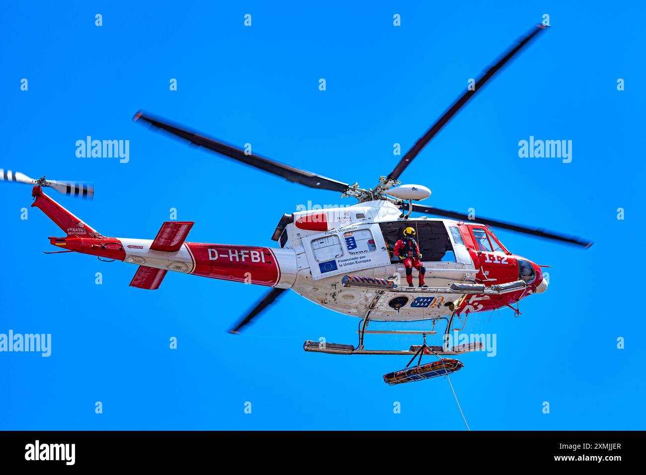 Canarian GES (Emergency and Rescue Team) che esegue un salvataggio aereo Foto Stock