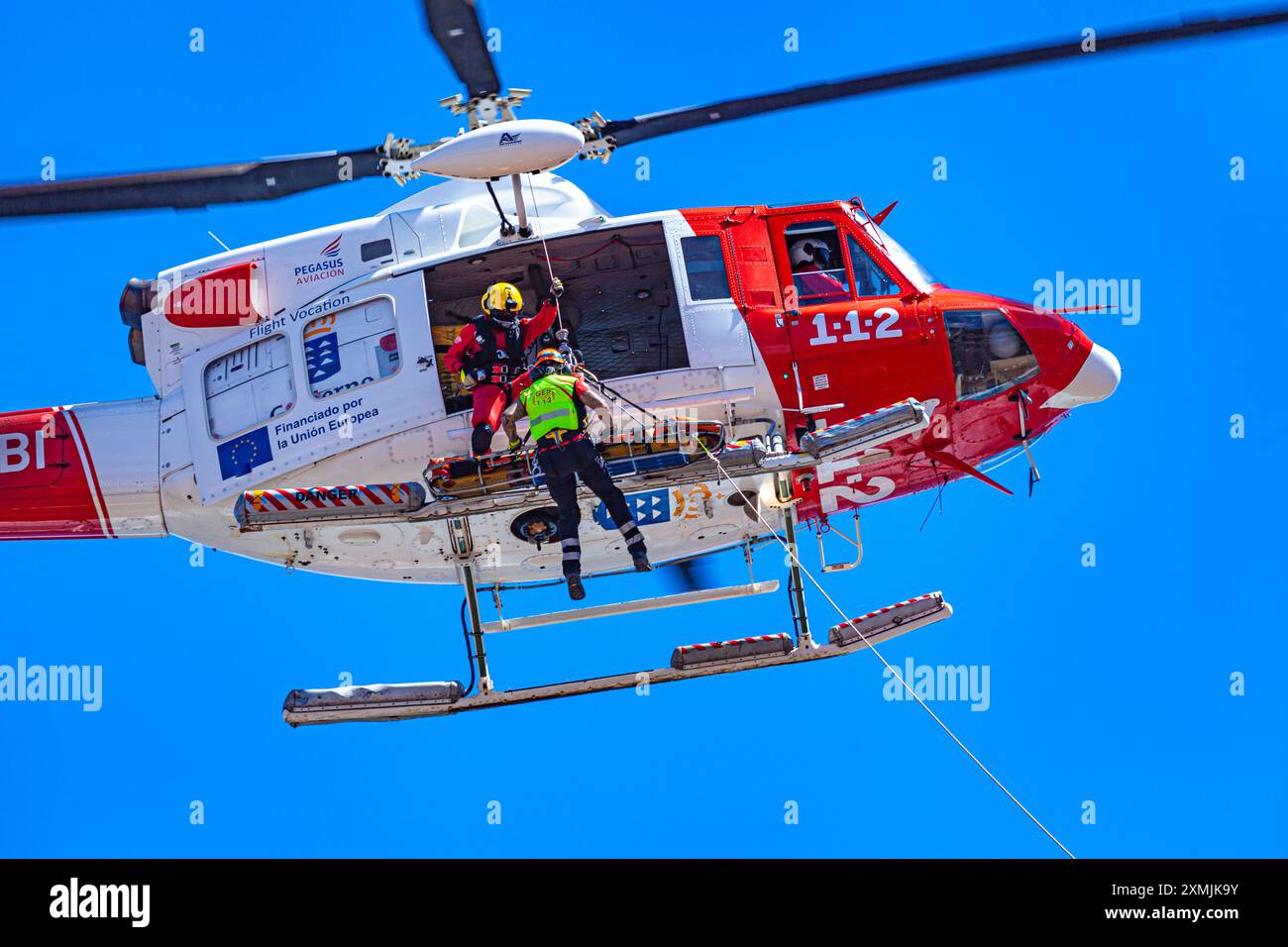 Canarian GES (Emergency and Rescue Team) che esegue un salvataggio aereo Foto Stock