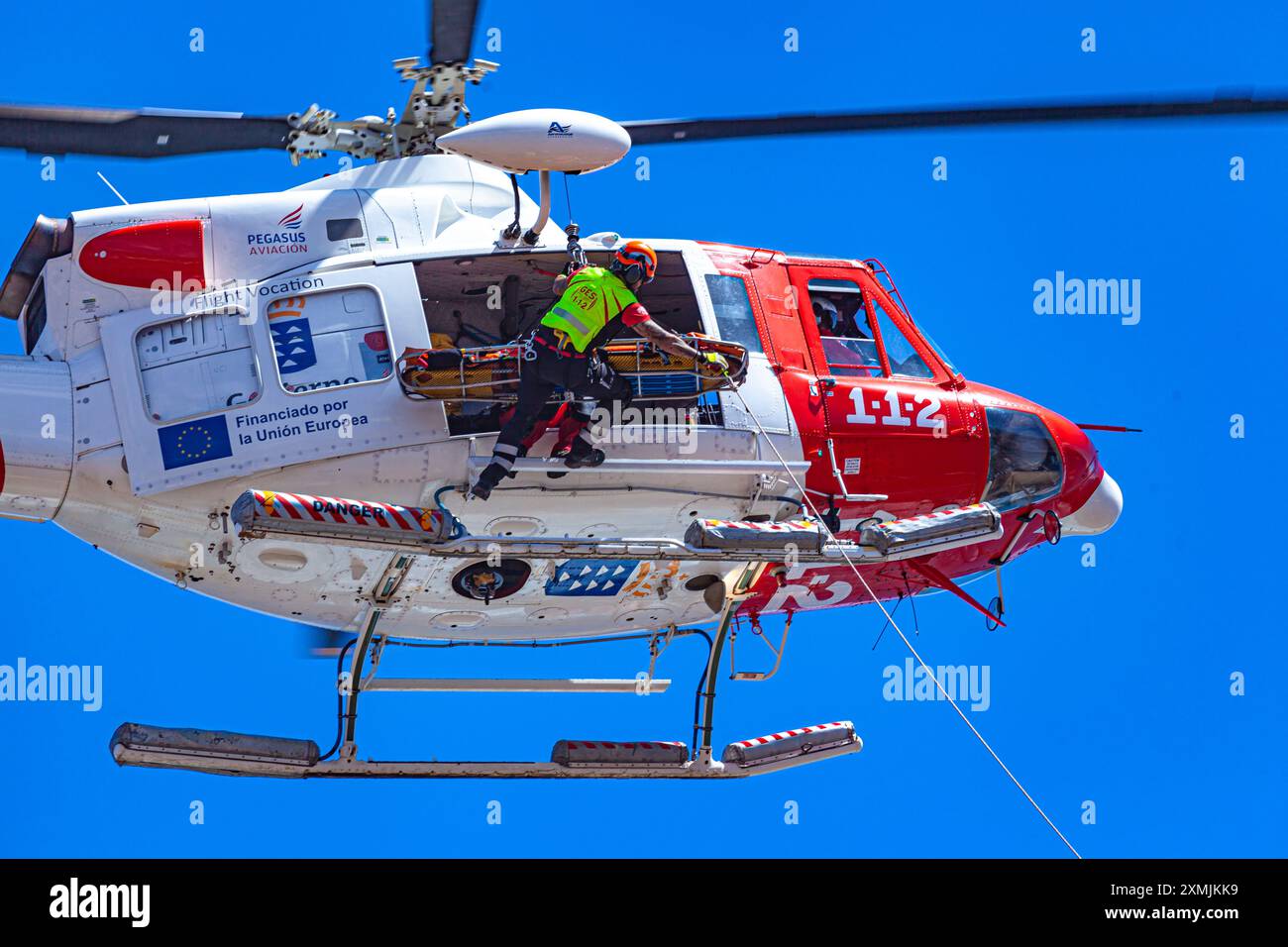 Canarian GES (Emergency and Rescue Team) che esegue un salvataggio aereo Foto Stock