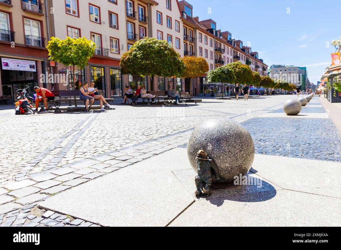 GNOME statuetta che spinge una sfera di pietra vicino alla Piazza del mercato, città Vecchia, Breslavia, Slesia, Polonia Foto Stock