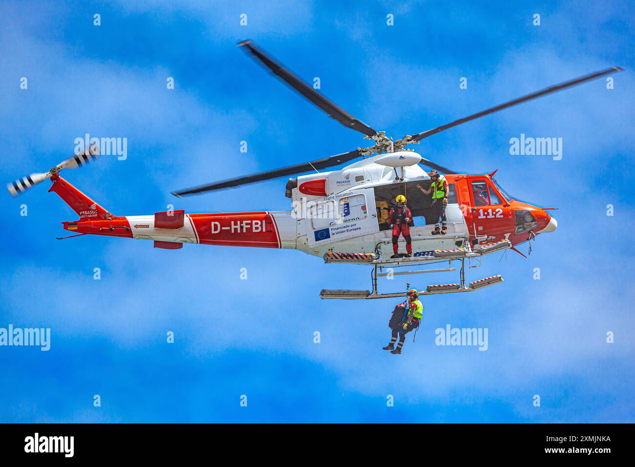 Canarian GES (Emergency and Rescue Team) che esegue un salvataggio aereo Foto Stock