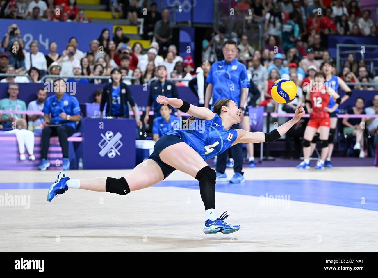 Parigi, Francia. 28 luglio 2024. Il giapponese Ishikawa Mayu salva la palla durante il turno preliminare femminile di pallavolo a biliardo B tra la Polonia e il Giappone ai Giochi Olimpici di Parigi 2024 a Parigi, in Francia, il 28 luglio 2024. Crediti: Ju Huanzong/Xinhua/Alamy Live News Foto Stock