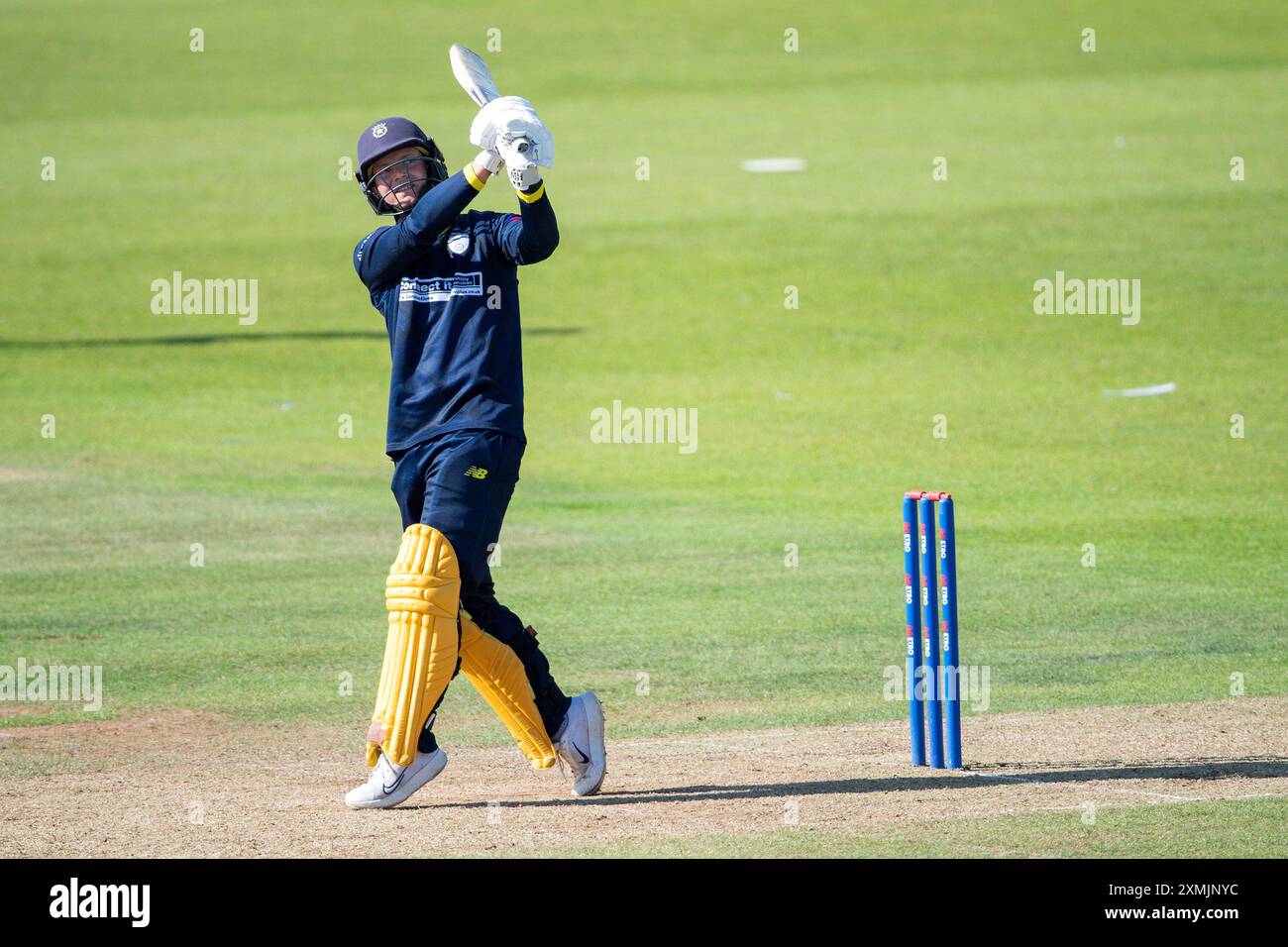 Southampton, Regno Unito. 28 luglio 2024. Felix Organ dell'Hampshire batte la palla oltre il confine per 6 corse durante la partita della Metro Bank One Day Cup tra Hampshire e Somerset all'Utilita Bowl. Crediti: Dave Vokes/Alamy Live News Foto Stock