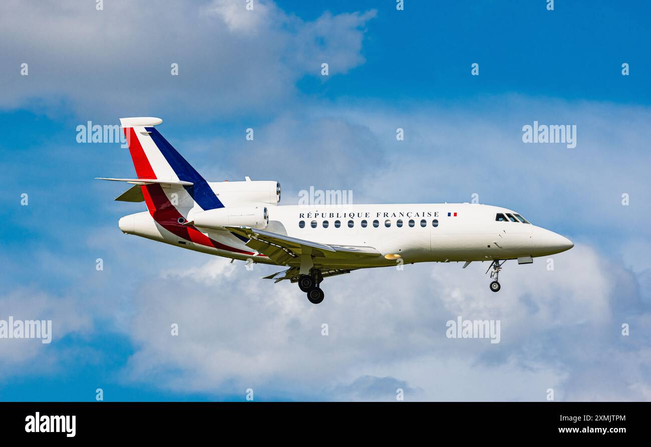 Zurigo, Svizzera, 15 giugno 2024: Un Dassault Falcon 7X dell'aeronautica militare francese trasporta la delegazione francese alla Conferenza di pace in Ucraina. airc Foto Stock