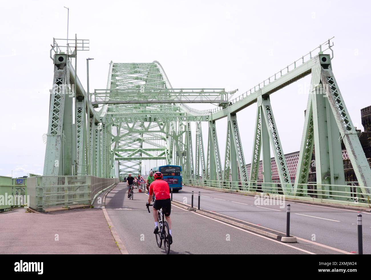 Cheshire, Regno Unito, 28 luglio 2024. Luglio sta finendo caldo nella zona di Widnes Runcorn nel Cheshire UK, con la temperatura che raggiunge i 25C.. Ciclisti sul ponte Silver Jubilee che collega Widnes a Runcorn. Crediti: Terry Waller/Alamy Live News Foto Stock