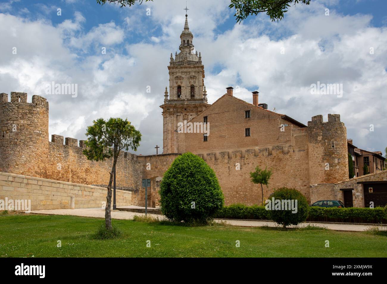 La città fortificata medievale spagnola di El Burgo de Osma e la sua cattedrale nella provincia di Soria Castiglia e León Spagna Foto Stock