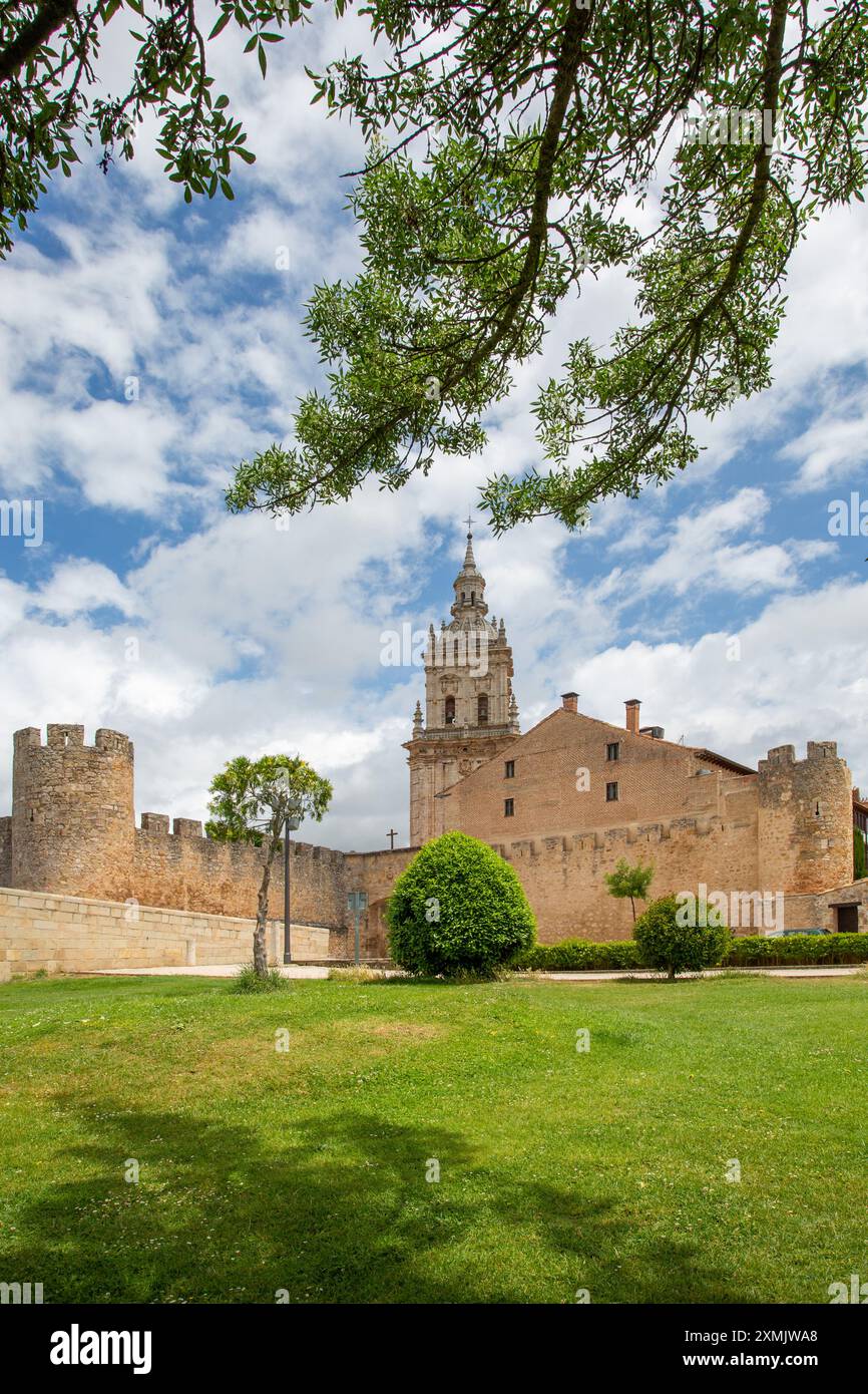 La città fortificata medievale spagnola di El Burgo de Osma e la sua cattedrale nella provincia di Soria Castiglia e León Spagna Foto Stock