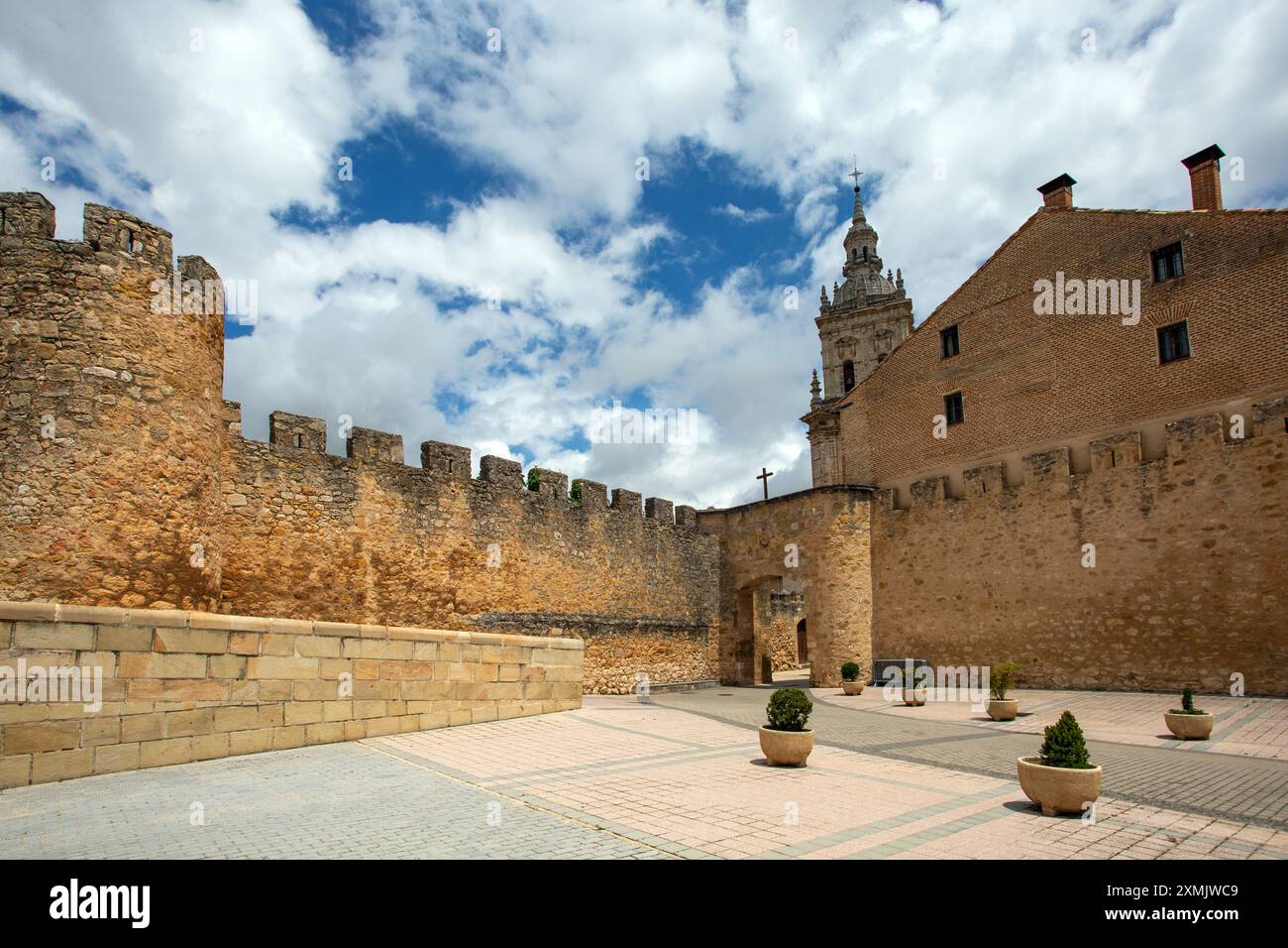 La città fortificata medievale spagnola di El Burgo de Osma e la sua cattedrale nella provincia di Soria Castiglia e León Spagna Foto Stock