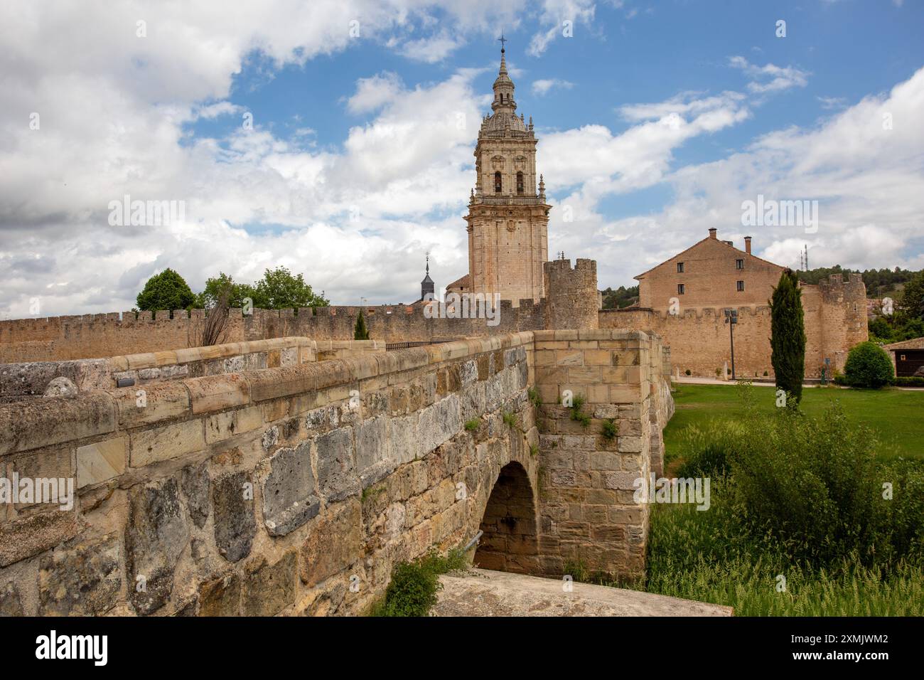 La città fortificata medievale spagnola di El Burgo de Osma e la sua cattedrale nella provincia di Soria Castiglia e León Spagna Foto Stock