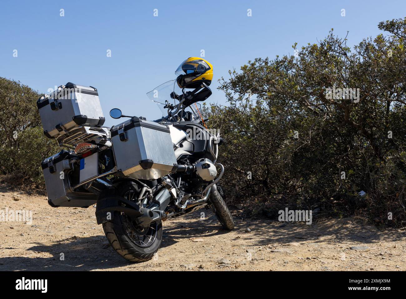 Adventure Motorcycle parcheggiata su Dirt Path Foto Stock