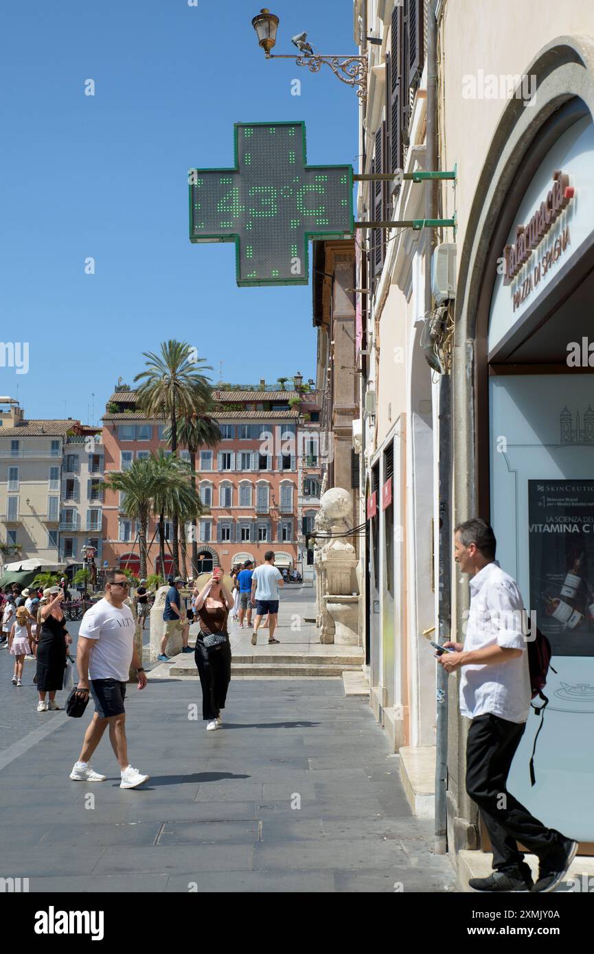 Roma, Italia. 28 luglio 2024. La croce a LED di una farmacia mostra una temperatura esterna di 43 gradi Celsius grazie all'effetto dell'anticiclone Caronte sulla domenica più calda dell'estate e dell'anno finora a Roma. Roma è in preda al calore grazie all'effetto dell'anticiclone africano Caronte e il dipartimento epidemiologico della regione Lazio ha pubblicato il bollettino delle onde di calore che prevede la massima allerta per la capitale. (Credit Image: © Marcello Valeri/ZUMA Press Wire) SOLO PER USO EDITORIALE! Non per USO commerciale! Foto Stock