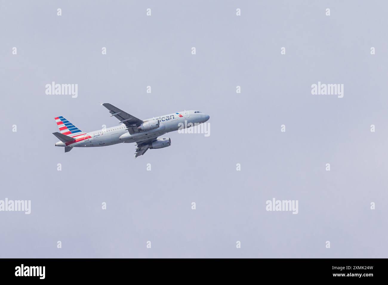 WASHINGTON D.C. - 16 LUGLIO 2024: Aereo passeggeri American Airlines Airbus 320 in cielo Foto Stock