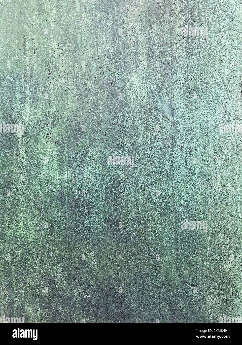 Metallo ossidato arrugginito con patina di rame blu e verde Foto Stock