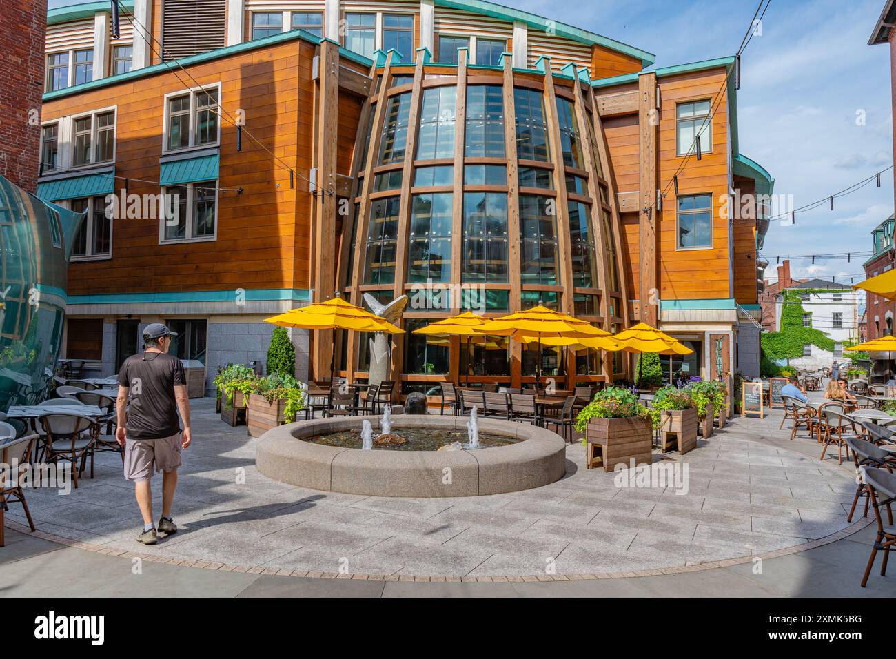 Portsmouth, New Hampshire, US-26 giugno 2024: Mercato dei mattoni, un moderno edificio usato in modo misto nel quartiere dei ristoranti del centro, sede dell'area ristoro di Hearth Market Foto Stock