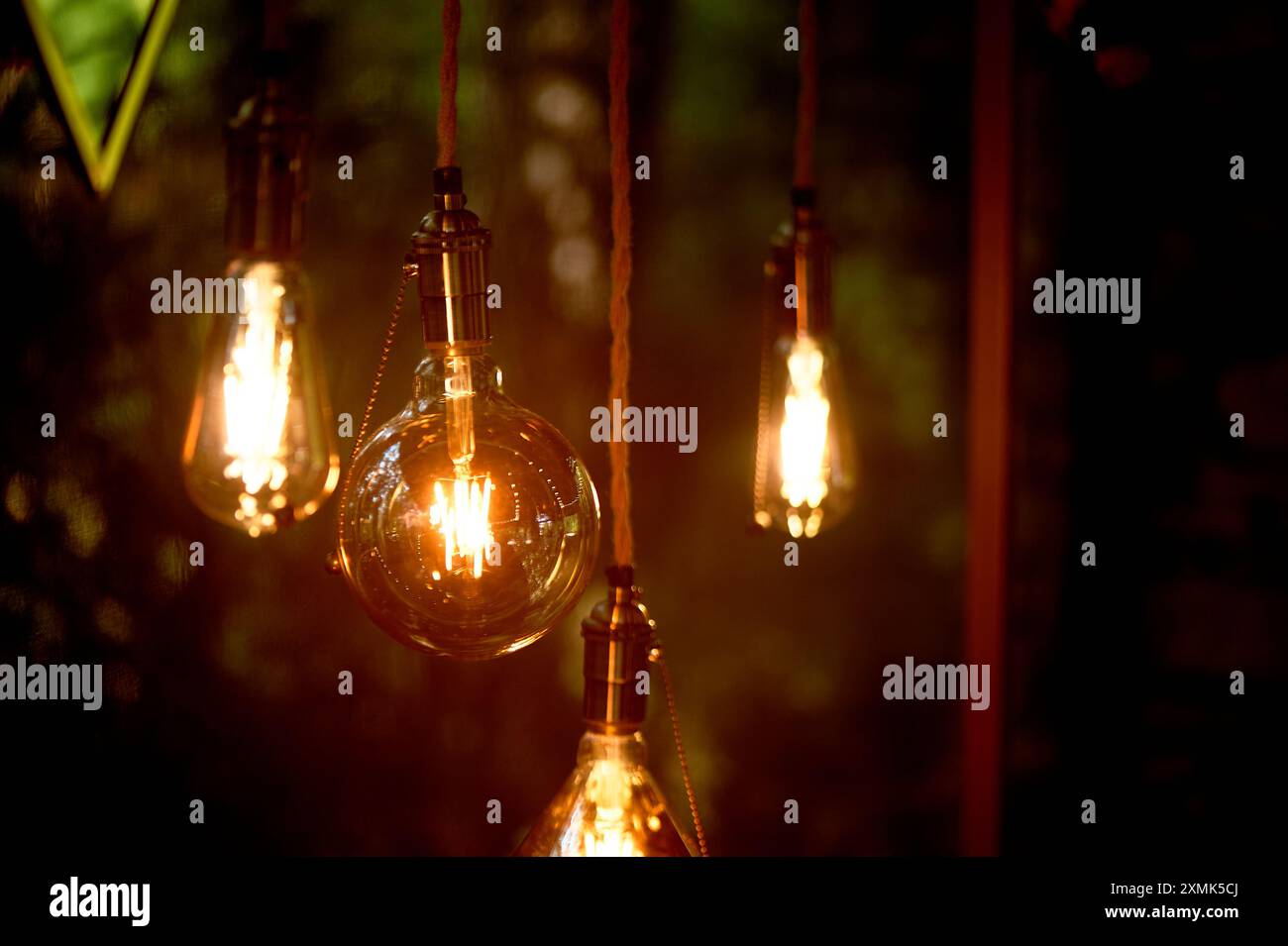 Luce calda, lampade Edison. Atmosfera calda e luce retrò Foto Stock