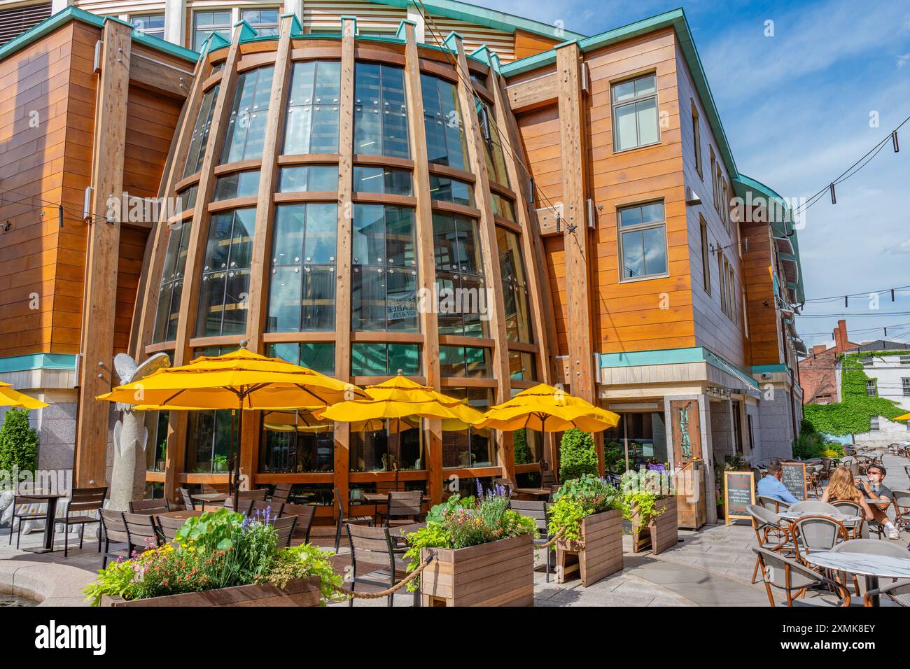 Portsmouth, New Hampshire, US-26 giugno 2024: Mercato dei mattoni, un moderno edificio usato in modo misto nel quartiere dei ristoranti del centro, sede dell'area ristoro di Hearth Market Foto Stock