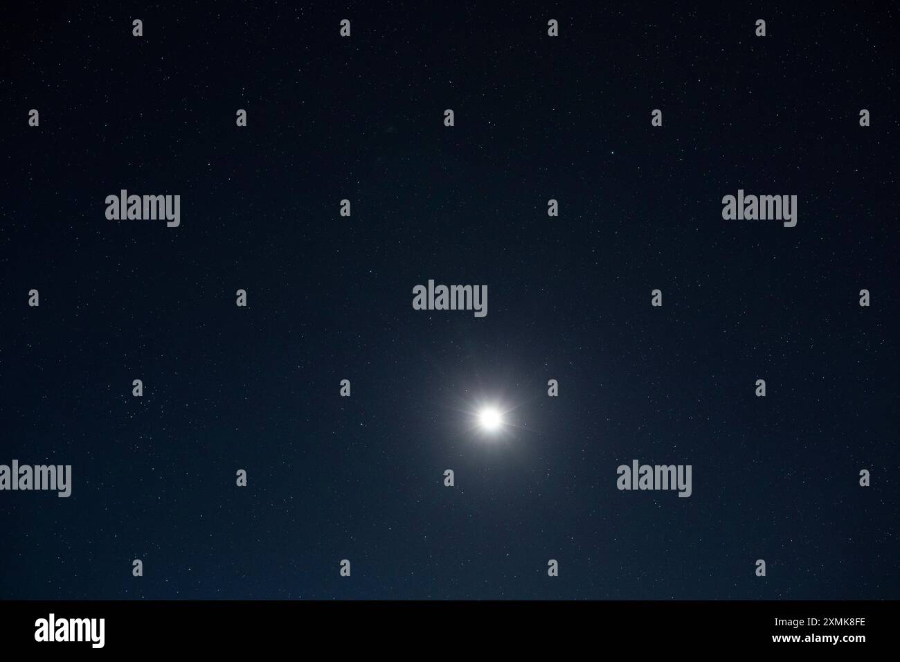 Cielo stellato cristallino nel deserto e luna piena nel deserto del Mojave. Foto Stock