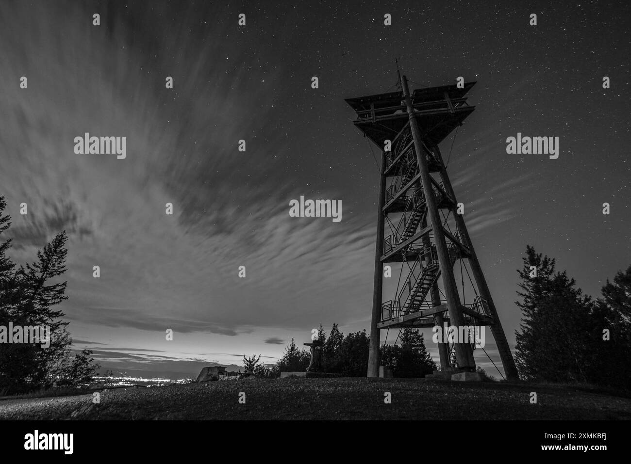 Symbolbild Aussichtsturm, Nachtaufnahme, Sterne, bewölkter Himmel, silhouette, Landschaft, Dunkelheit, Holzstruktur, Langzeitbelichtung, Natur, Nachthimmel, Lichter der Stadt, ruhige Atmosphäre, Sterne und Wolken, Erkundung, Schwarzwald, Schauinsland *** Torre di osservazione immagine simbolo, ripresa notturna, stelle, cielo nuvoloso, silhouette, paesaggio, oscurità, struttura in legno, esposizione prolungata, natura, cielo notturno, luci della città, atmosfera tranquilla, stelle e nuvole, esplorazione, foresta Nera, Schauinsland Copyright: xArnexAmbergx Foto Stock