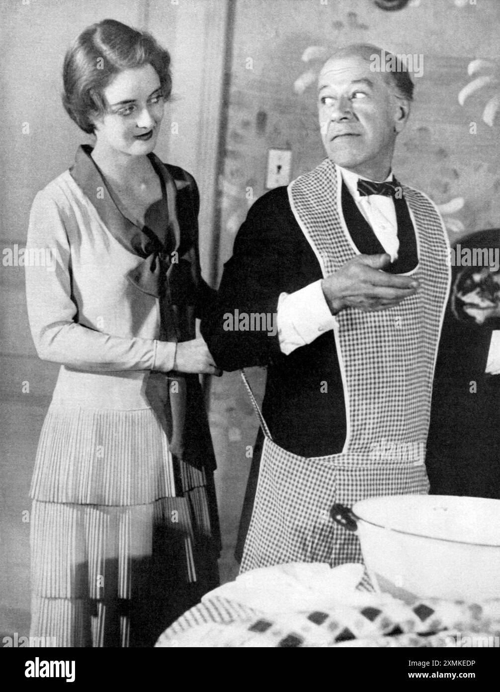 Bette Davis e Donald Meek in piatti rotti (1929) Foto Stock