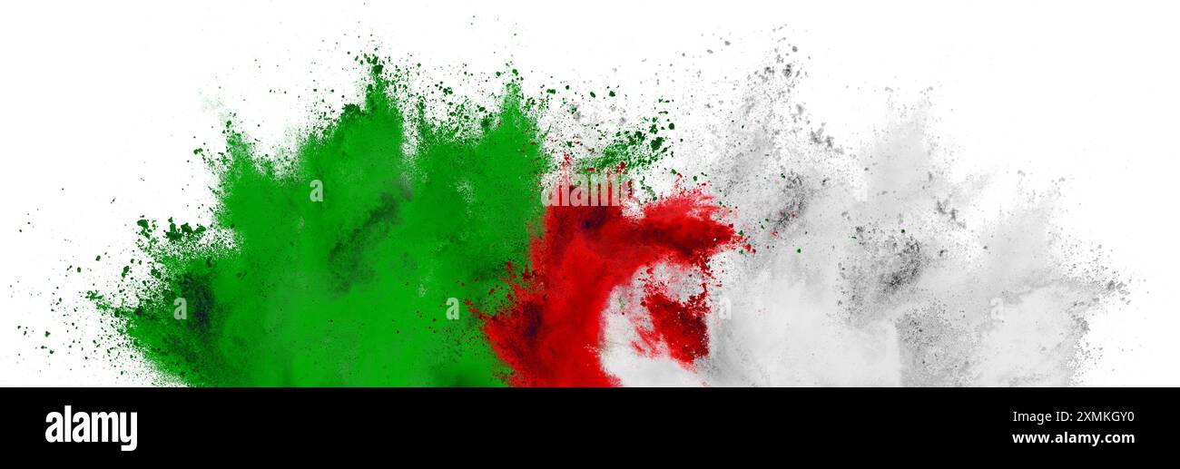 colorato verde algerino rosso bianco polvere di colore holi esplosione isolata su sfondo bianco. algeria celebrazione africana del calcio a mezzaluna viaggio a Foto Stock