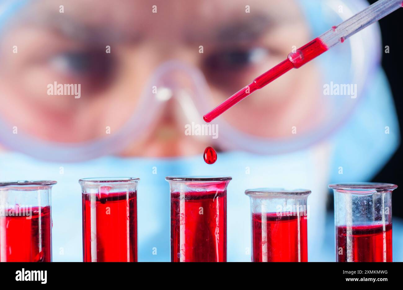 Analisi del sangue. Medico che lavora con il campione di sangue del paziente in laboratorio. Rilevamento di anticorpi. Test sierologici. Microbiologo, scienziato medico in maschera Foto Stock