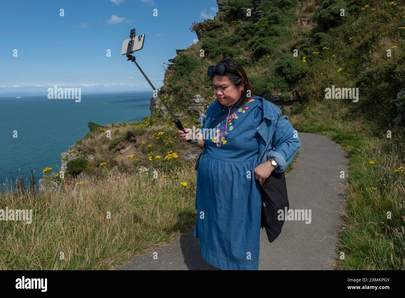 Turisti giapponesi nella Valley of the Rocks, Lynton, Devonshire, Regno Unito. Foto Stock