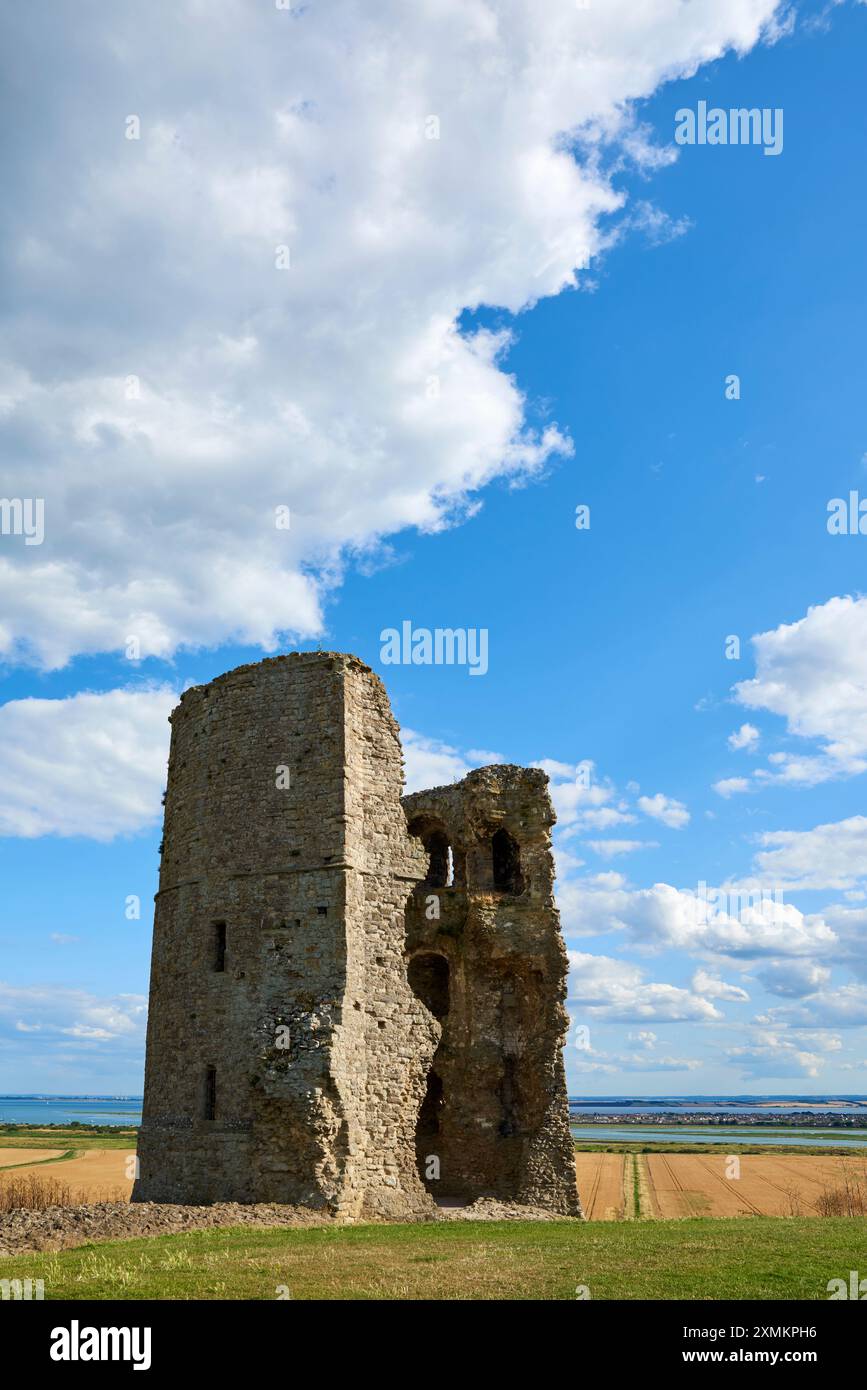 La torre del castello di Hadleigh, Essex, Regno Unito, con l'estuario del Tamigi sullo sfondo Foto Stock