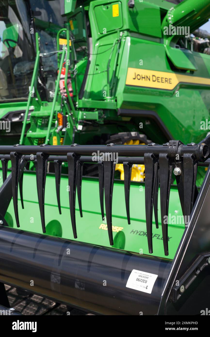 Primo piano delle lame della nuova mietitrebbia John Deere alla fiera annuale Driffield Agricultural Society East Yorkshire UK Foto Stock