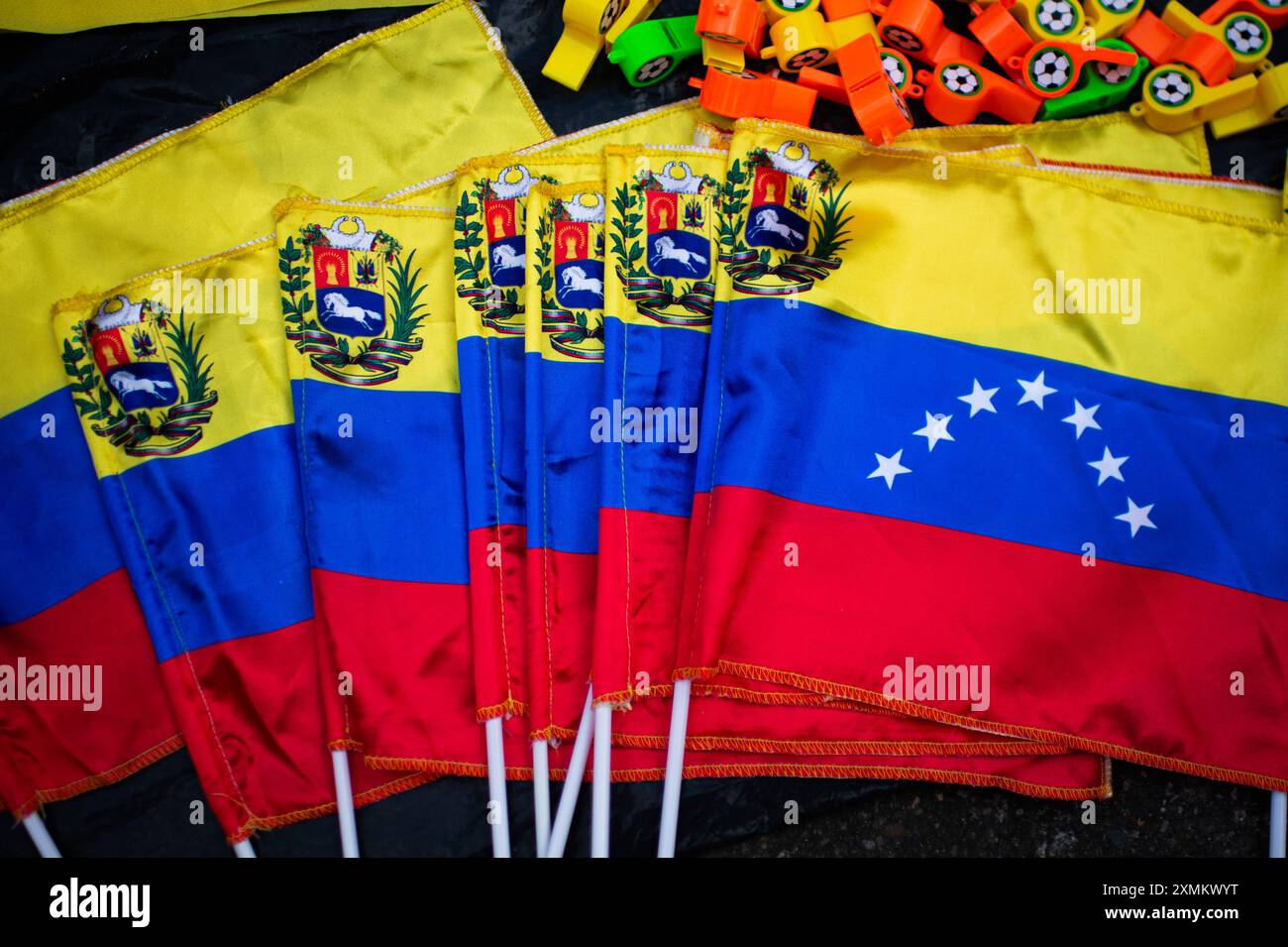 Bogotà, Colombia. 28 luglio 2024. Le bandiere venezuelane sono messe sul terreno per la vendita durante le elezioni presidenziali del 2024 in Venezuela, a Bogotà, Colombia, il 28 luglio 2024. Foto di: Sebastian Barros/Long Visual Press credito: Long Visual Press/Alamy Live News Foto Stock