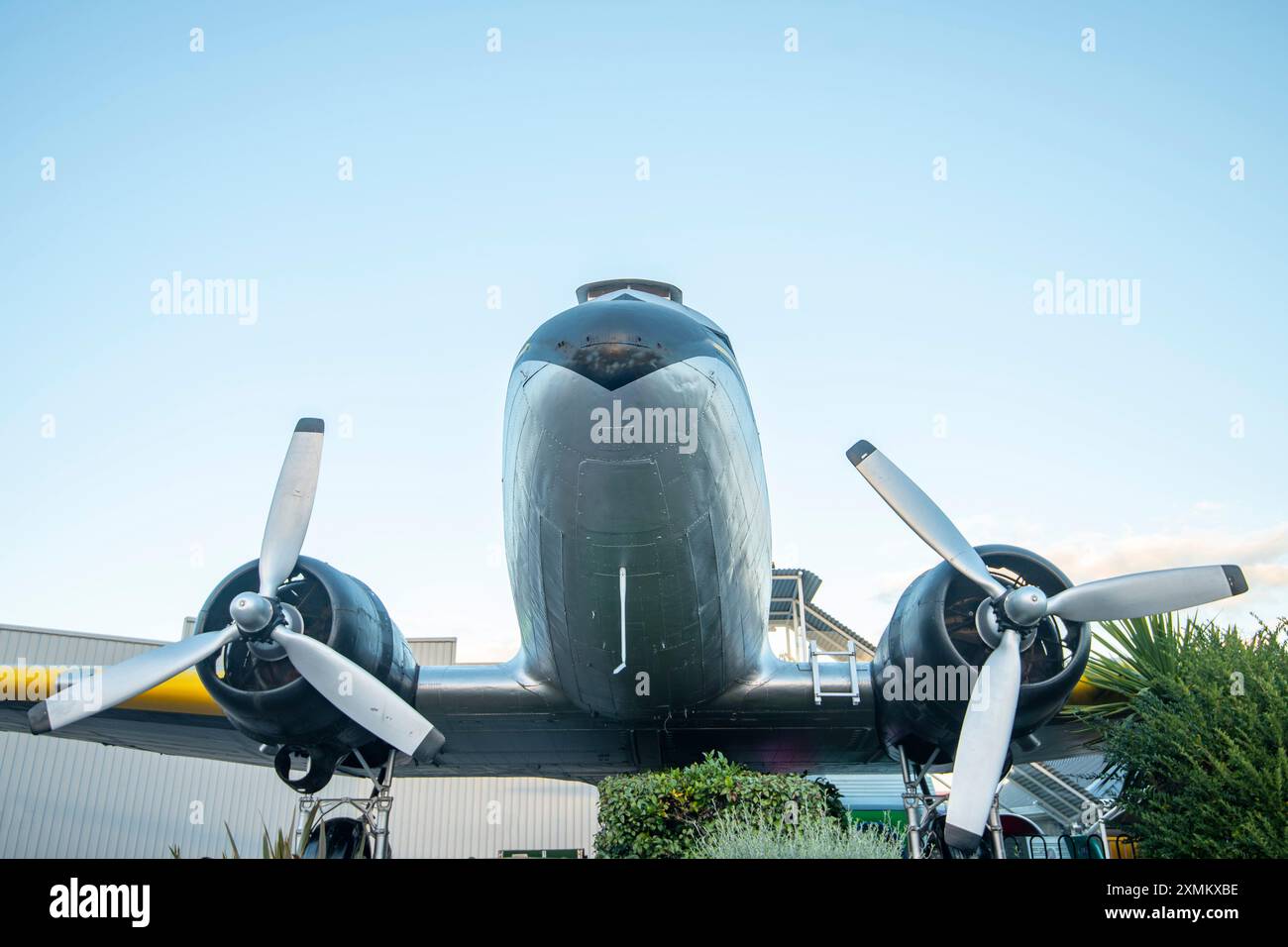 Decommissionato Douglas DC-3 Airplane in esposizione Foto Stock