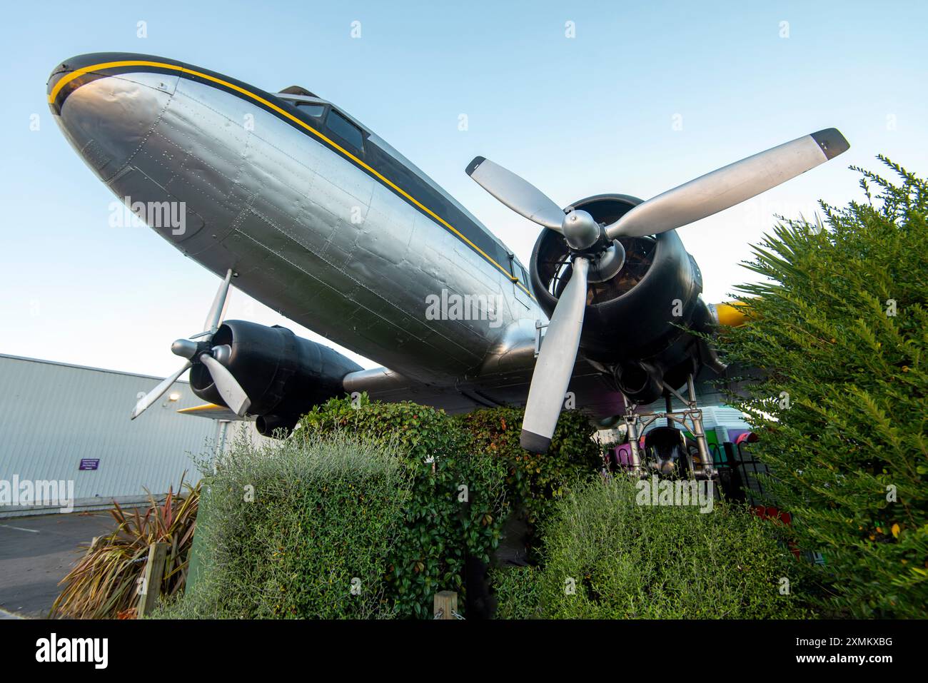 Decommissionato Douglas DC-3 Airplane in esposizione Foto Stock
