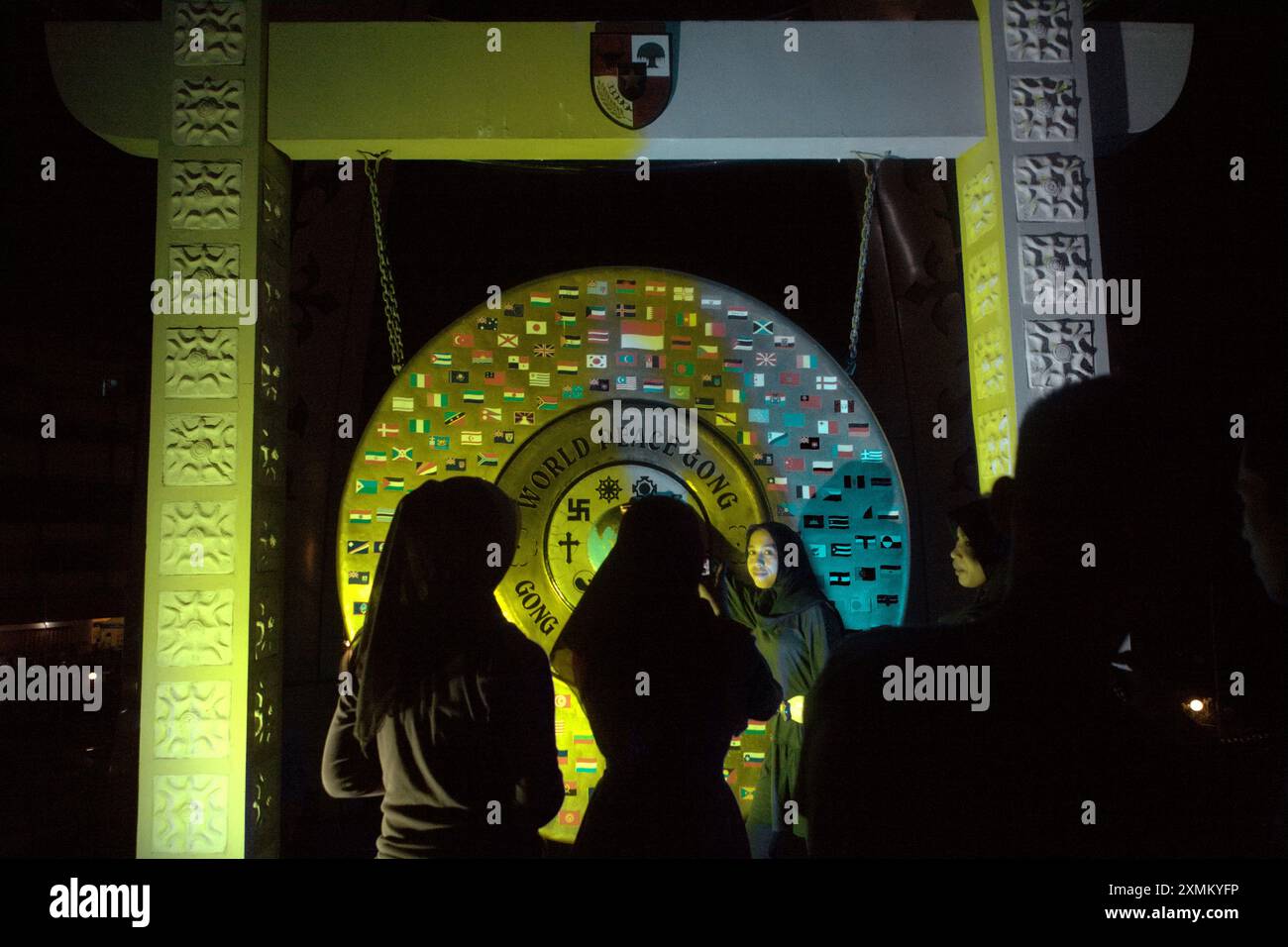 I giovani che hanno una sessione fotografica al World Peace Gong di Ambon, Maluku Centrale, Indonesia. Foto Stock