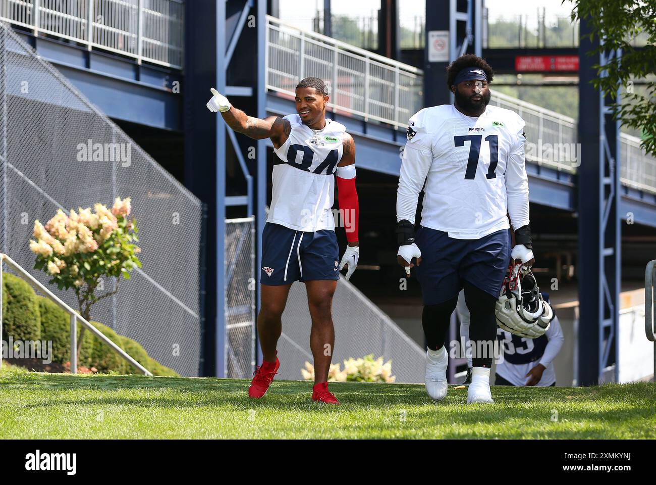 Stadio Gillette. 28 luglio 2024. MA, USA; il wide receiver dei New England Patriots Kendrick Bourne (84) e l'offensive lineman dei New England Patriots Mike Onwenu (71) si allenano prima del campo di allenamento dei Patriots al Gillette Stadium. Anthony Nesmith/CSM (immagine di credito: © Anthony Nesmith/Cal Sport Media). Crediti: csm/Alamy Live News Foto Stock