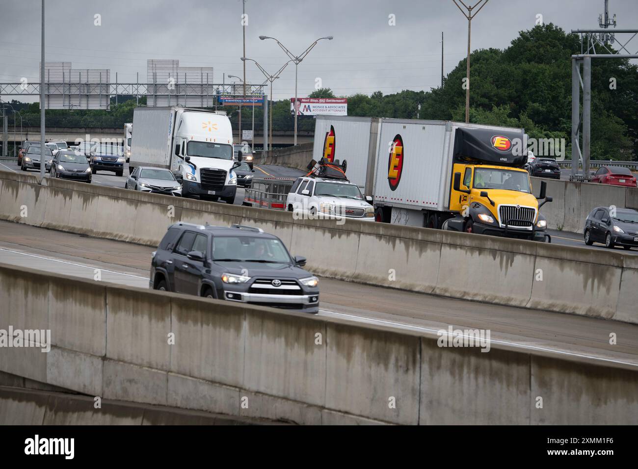 Marietta, Georgia, Stati Uniti. 25 luglio 2024. Express Lane e traffico regolare, i-75 direzione sud per Atlanta dai sobborghi settentrionali (immagine di credito: © Robin Rayne/ZUMA Press Wire) SOLO PER USO EDITORIALE! Non per USO commerciale! Foto Stock