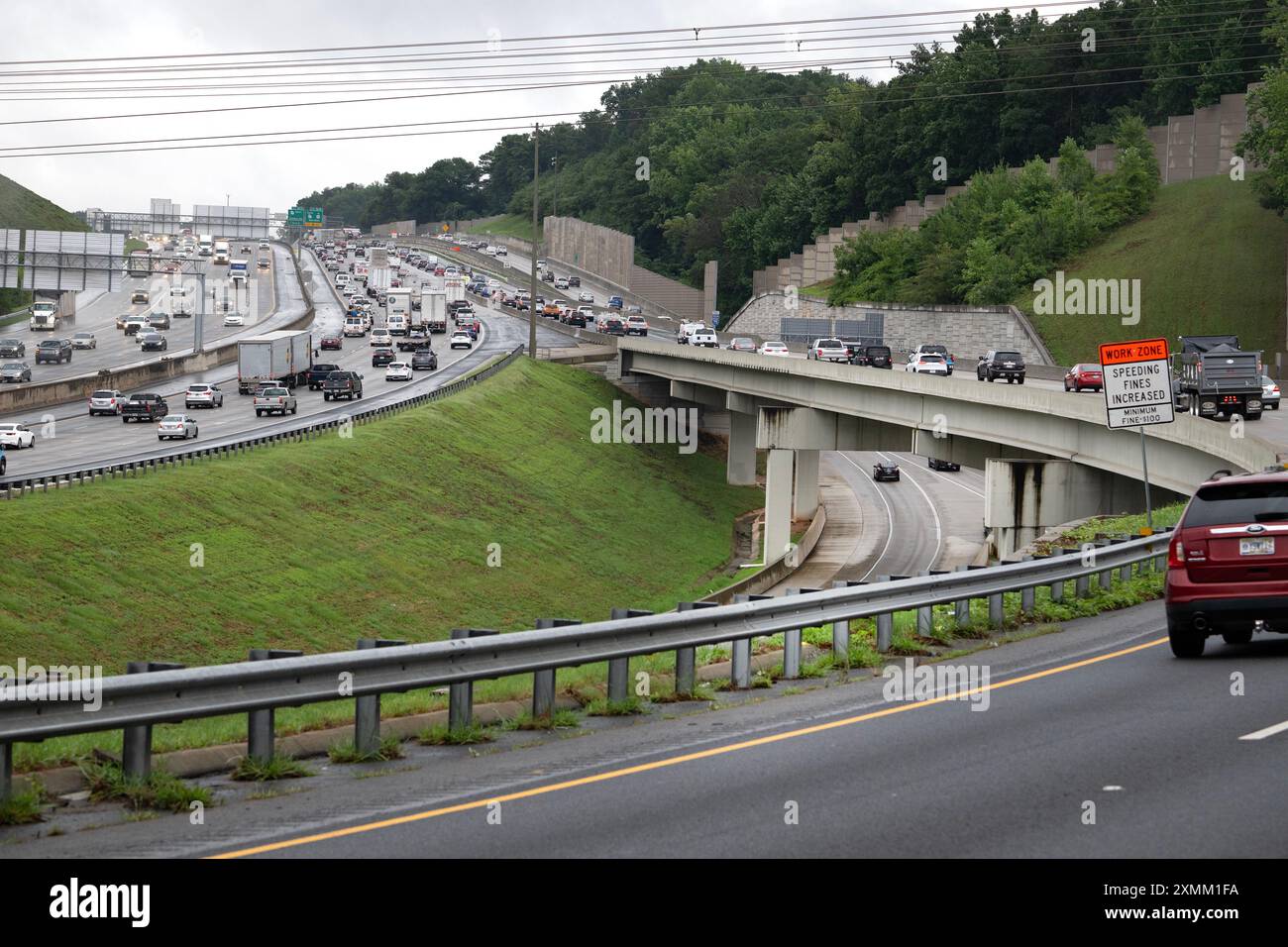 Kennesaw, Georgia, Stati Uniti. 25 luglio 2024. Express Lane e traffico regolare, i-75 direzione sud per Atlanta dai sobborghi settentrionali (immagine di credito: © Robin Rayne/ZUMA Press Wire) SOLO PER USO EDITORIALE! Non per USO commerciale! Foto Stock