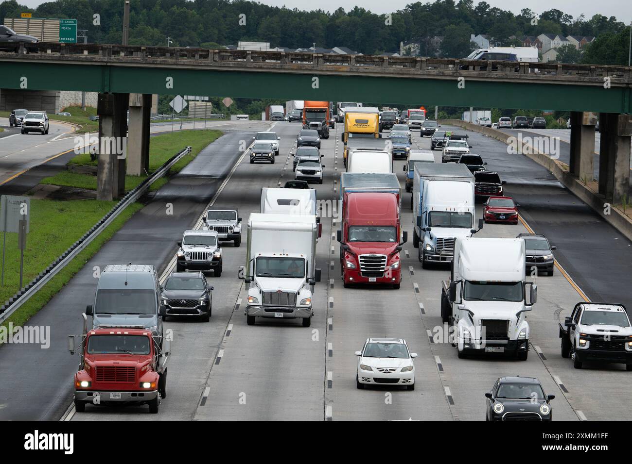 Kennesaw, Georgia, Stati Uniti. 25 luglio 2024. I-75 traffico in direzione sud durante l'ora di punta verso Atlanta dai sobborghi settentrionali (immagine di credito: © Robin Rayne/ZUMA Press Wire) SOLO PER USO EDITORIALE! Non per USO commerciale! Foto Stock