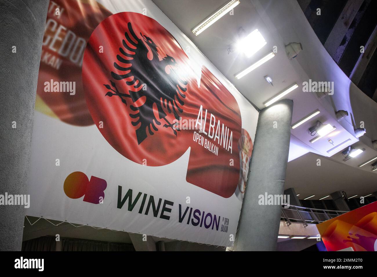 Immagine di un poster che promuove i vini albanesi e la fiera del vino nel centro di belgrado. Wine Vision Fair, conosciuta come "Wine Vision by Open Balkan", Foto Stock