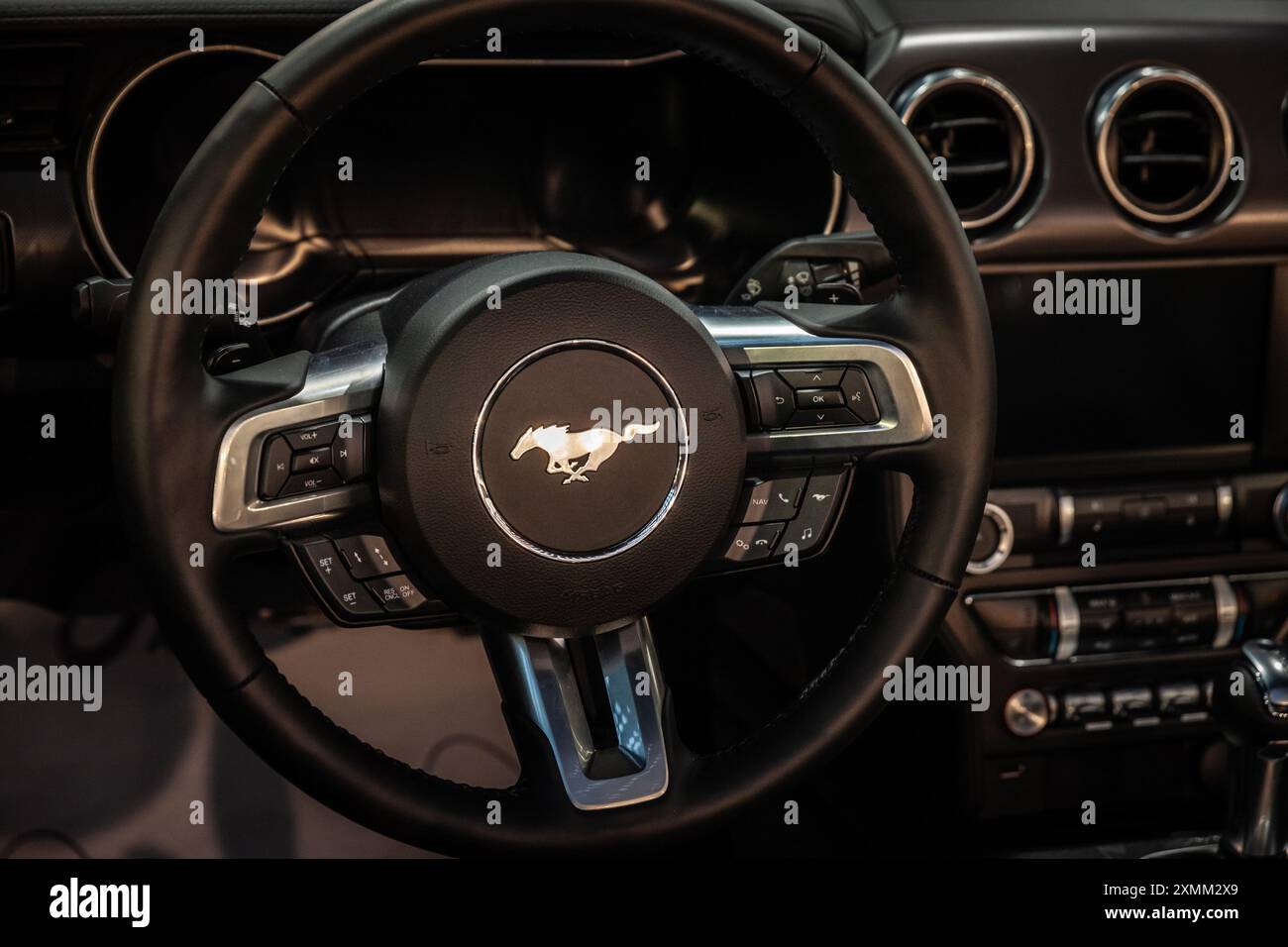 Immagine di un volante con il logo ford mustang in vendita presso una concessionaria di auto di Belgrado, Serbia. La Ford Mustang è una serie di auto americane Foto Stock Immagine di un volante con il logo ford mustang in vendita presso una concessionaria di auto di Belgrado, Serbia. La Ford Mustang è una serie di auto americane Foto Stock