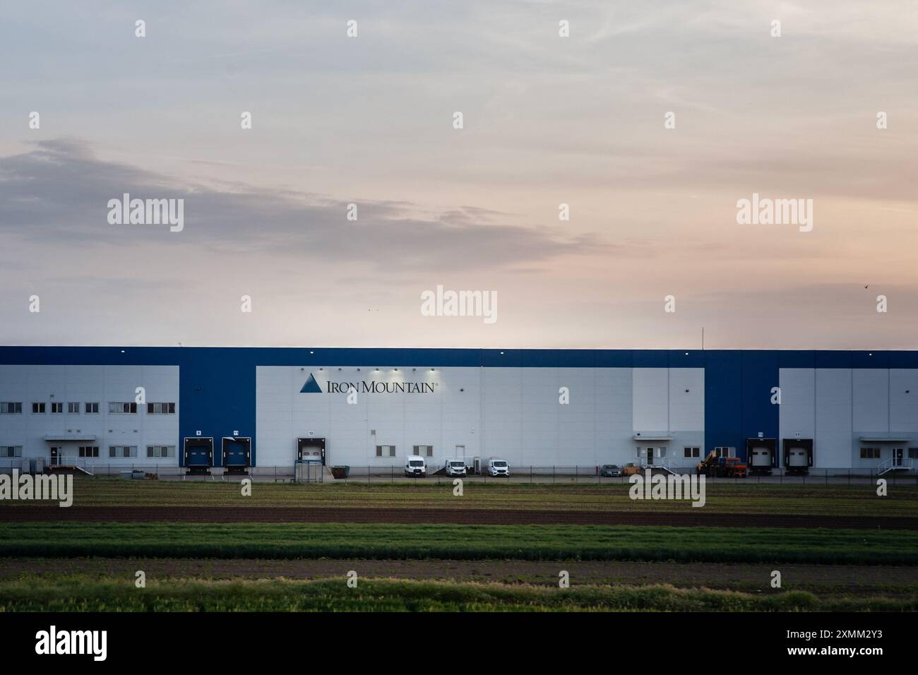 Immagine di un cartello con il logo di Iron Mountain nella sede principale in Serbia, a belgrado. Iron Mountain Inc. È un'azienda statunitense di informazioni Foto Stock