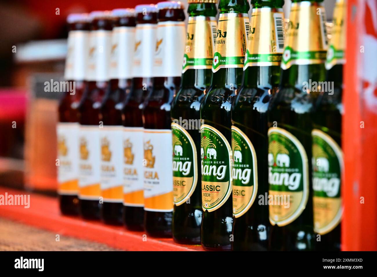 Taiwan - 28 luglio 2024: Chang Beer, il marchio più amato della Thailandia, noto per il suo logo a doppio elefante e le iconiche bottiglie verdi. Foto Stock