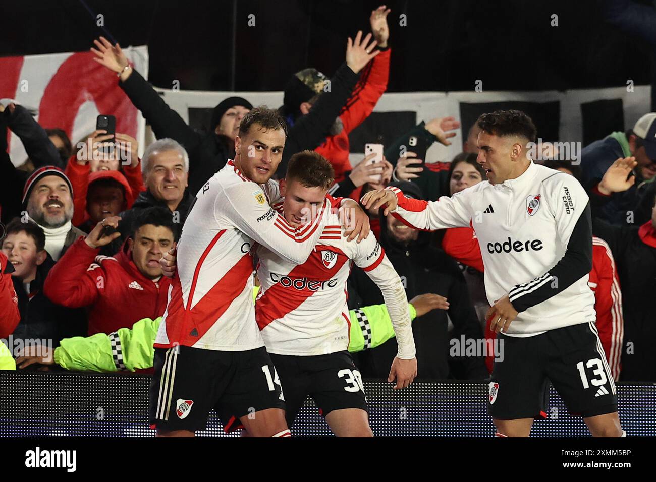 Il centrocampista del River Plate Franco Mastantuono (C) festeggia con il compagno di squadra il difensore Leandro Gonzalez Pirez durante la partita tra River Plate e Sarmiento allo stadio El Monumental di Buenos Aires il 28 luglio 2024. Crediti: Alejandro Pagni/Alamy Live News Foto Stock