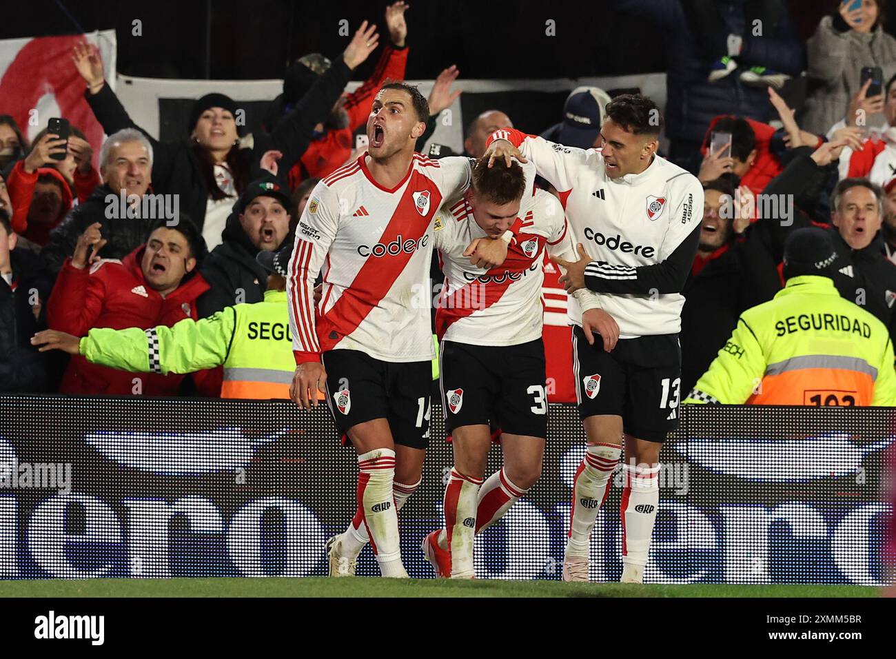 Il centrocampista del River Plate Franco Mastantuono (C) festeggia con il compagno di squadra il difensore Leandro Gonzalez Pirez durante la partita tra River Plate e Sarmiento allo stadio El Monumental di Buenos Aires il 28 luglio 2024. Crediti: Alejandro Pagni/Alamy Live News Foto Stock