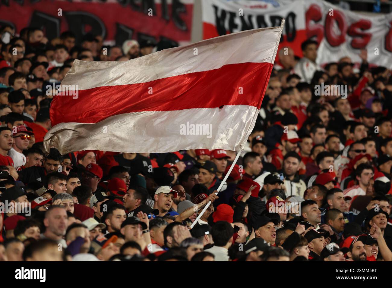 I tifosi del River Plate fanno il tifo per la loro squadra durante la partita contro il Sarmiento allo stadio El Monumental di Buenos Aires il 28 luglio 2024. Crediti: Alejandro Pagni/Alamy Live News Foto Stock